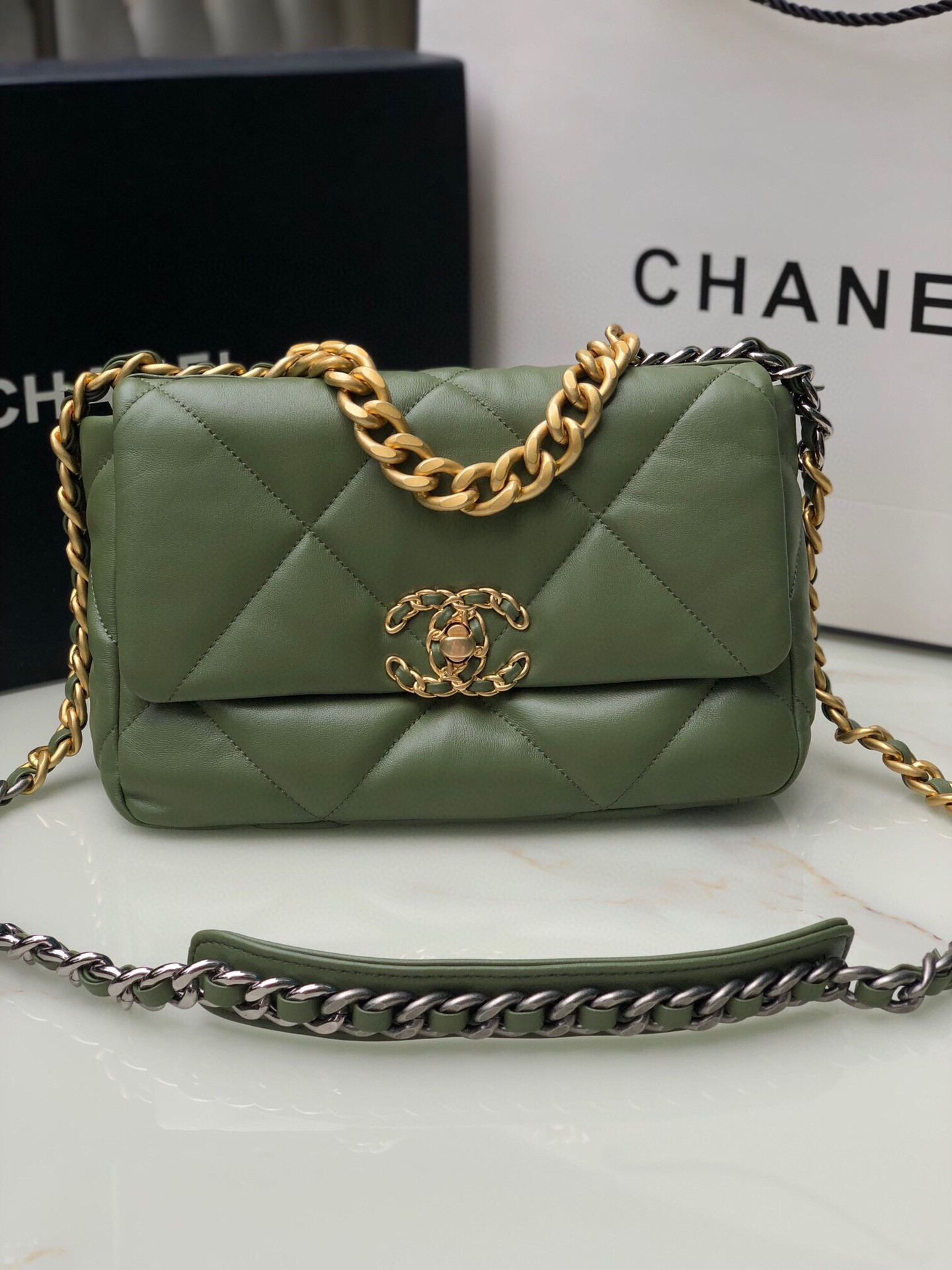 CHANEL 19 HANDBAG Shiny Leather, Gold-Tone 16x26x9cm - Image 2