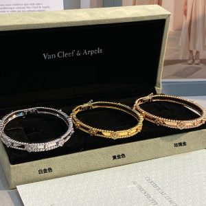 Alternative view of Van Cleef & Arpels Perl¨¦e sweet clovers bracelet, medium model