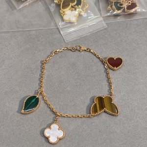 Alternative view of Van Cleef & Arpels Lucky Spring bracelet, 4 motifs