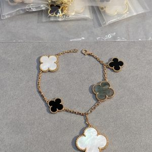 Alternative view of Van Cleef & Arpels Magic Alhambra bracelet, 5 motifs