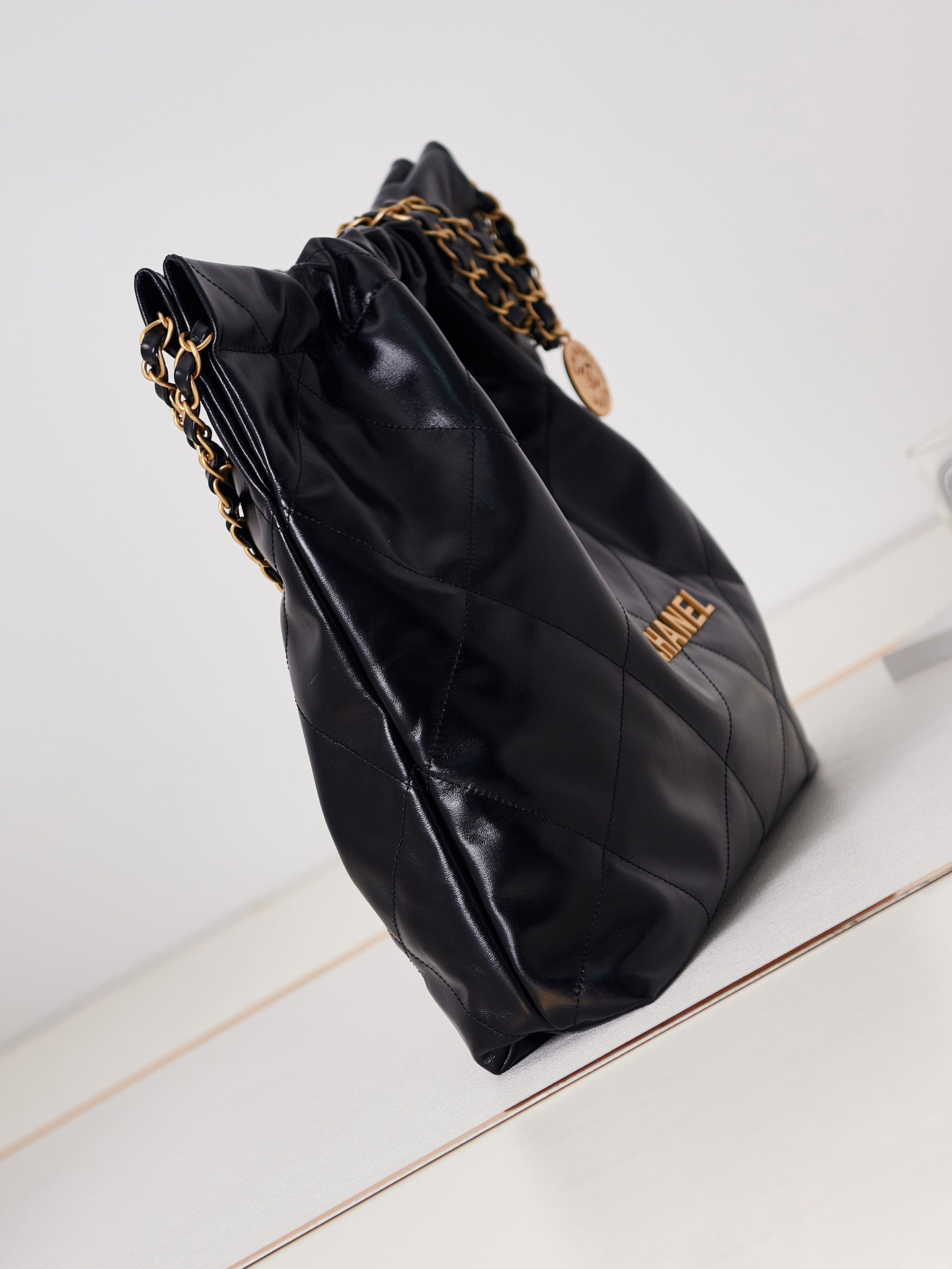 CHANEL 22 HANDBAG Shiny Calfskin & Gold-Tone Metal Black 15.21x16.38x3.12 in - Image 4