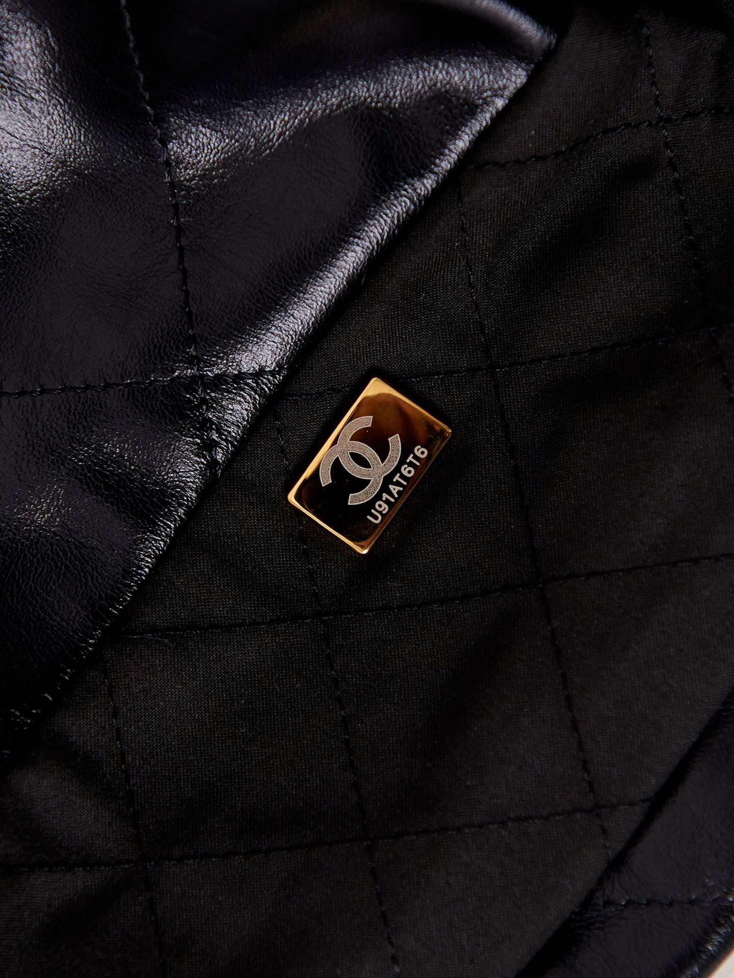 CHANEL 22 HANDBAG Shiny Calfskin & Gold-Tone Metal Black 15.21x16.38x3.12 in - Image 9