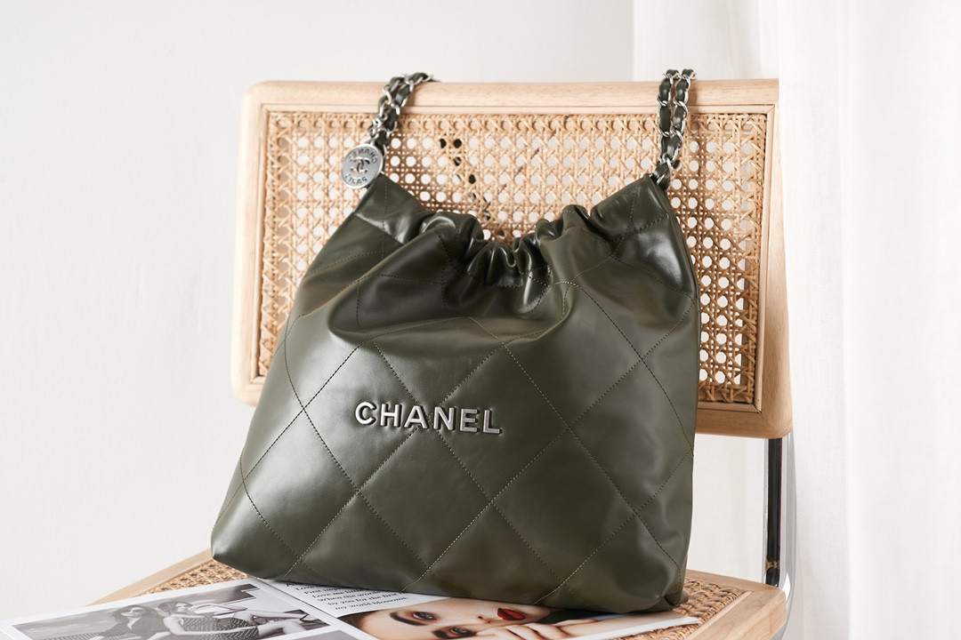 CHANEL 22 HANDBAG Shiny Calfskin Black IN SILVER Metal 15.21x16.38x3.12 in