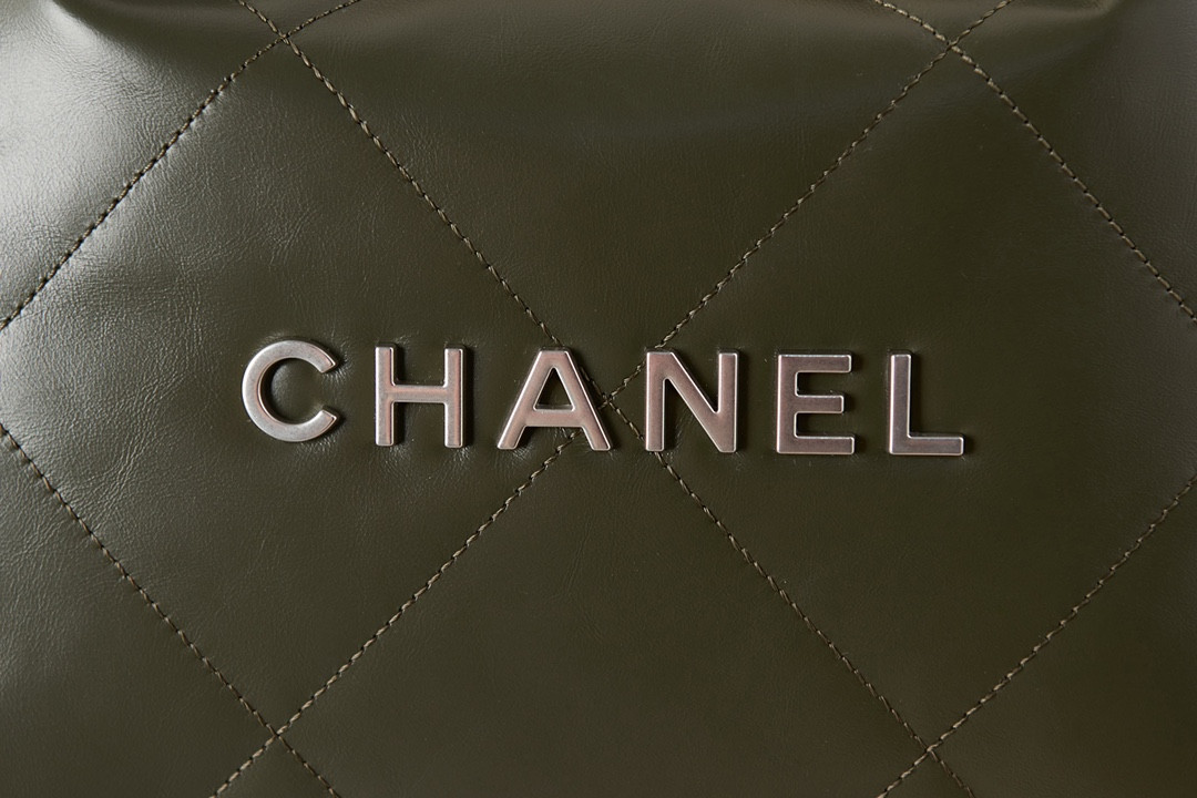 CHANEL 22 HANDBAG Shiny Calfskin Black IN SILVER Metal 15.21x16.38x3.12 in - Image 3