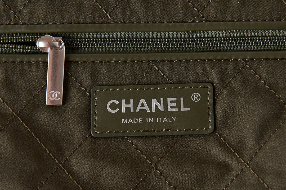 CHANEL 22 HANDBAG Shiny Calfskin Black IN SILVER Metal 15.21x16.38x3.12 in - Image 9