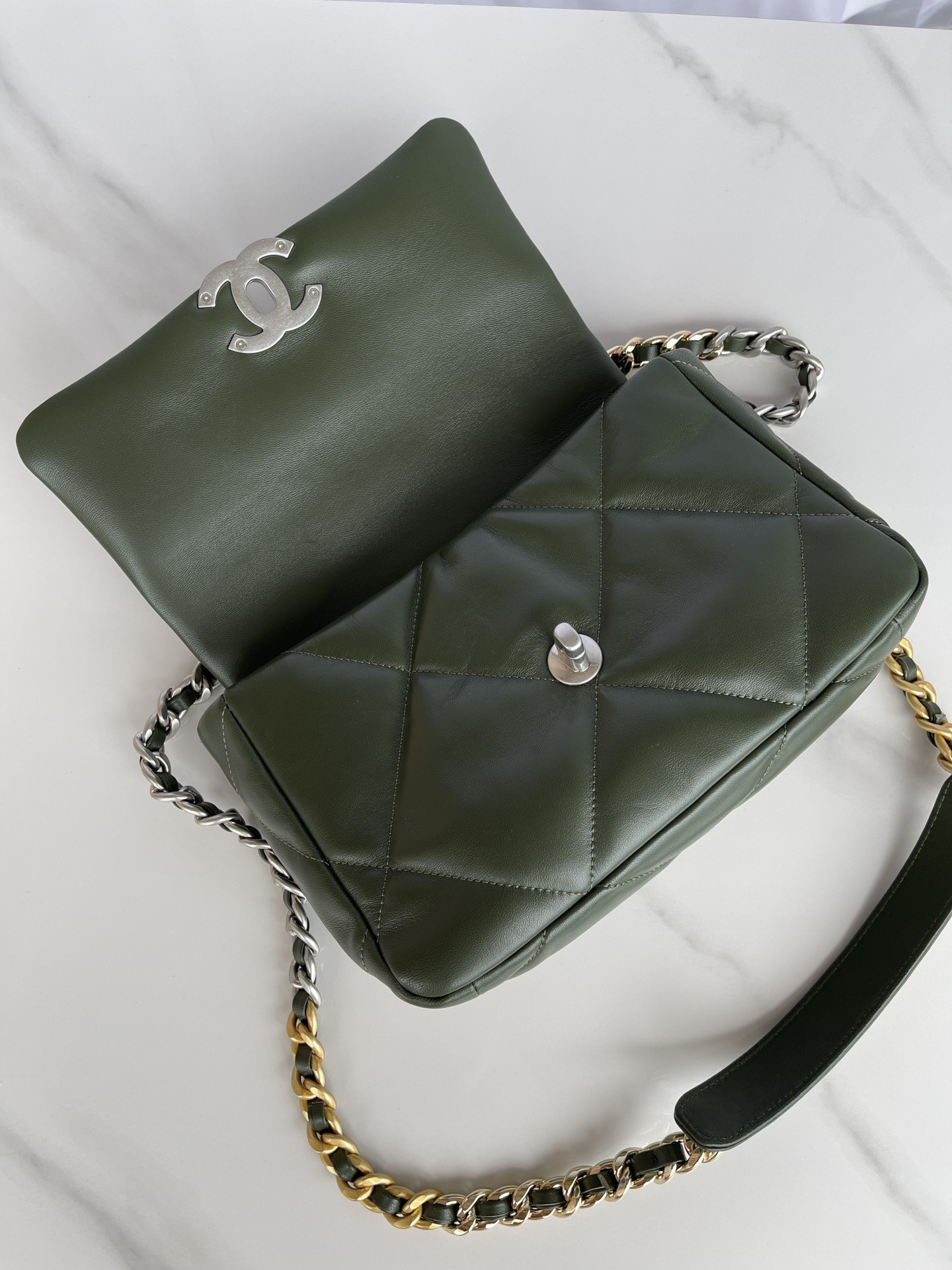 CHANEL 19 HANDBAG Shiny Leather, Gold-Tone, Silver-Tone & Ruthenium-Finish Metal Dark Green 6.2 x 10.1 x 3.5 in - Image 8