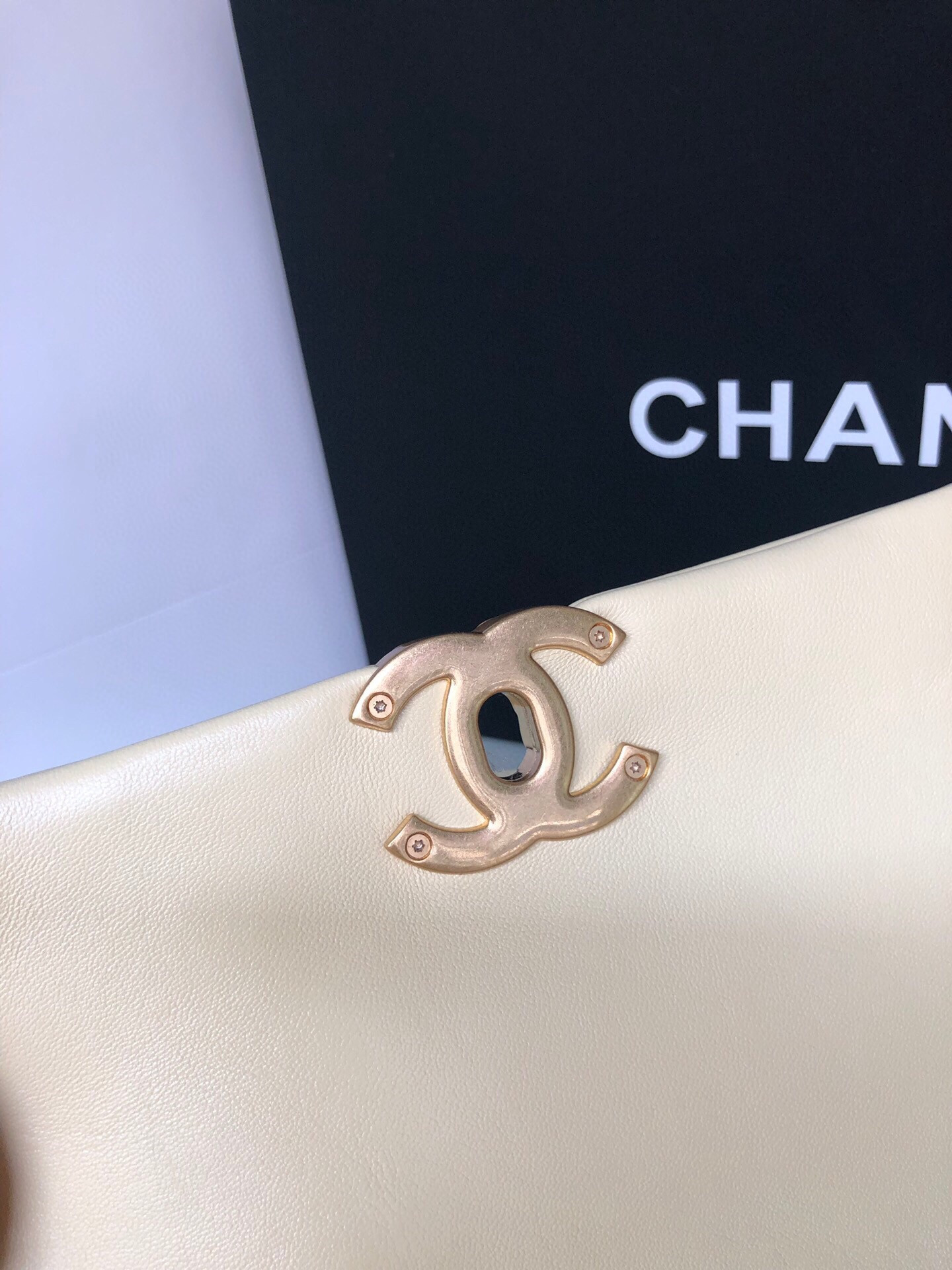 CHANEL 19 HANDBAG Shiny Leather, Gold-Tone, Silver-Tone & Ruthenium-Finish Metal Dark Yellow 6.2 x 10.1 x 3.5 in - Image 7