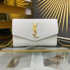 UPTOWN CHAIN WALLET IN GRAIN DE POUDRE EMBOSSED LEATHER BLANC VINTAGE 7.5 X 4.7 X 1.2 INCHES