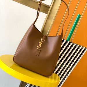 Alternative view of YSL LE 5 ¨¤ 7 SUPPLE SMALL IN GRAINED LEATHER 23 x 22 x 8.5 cm #2
